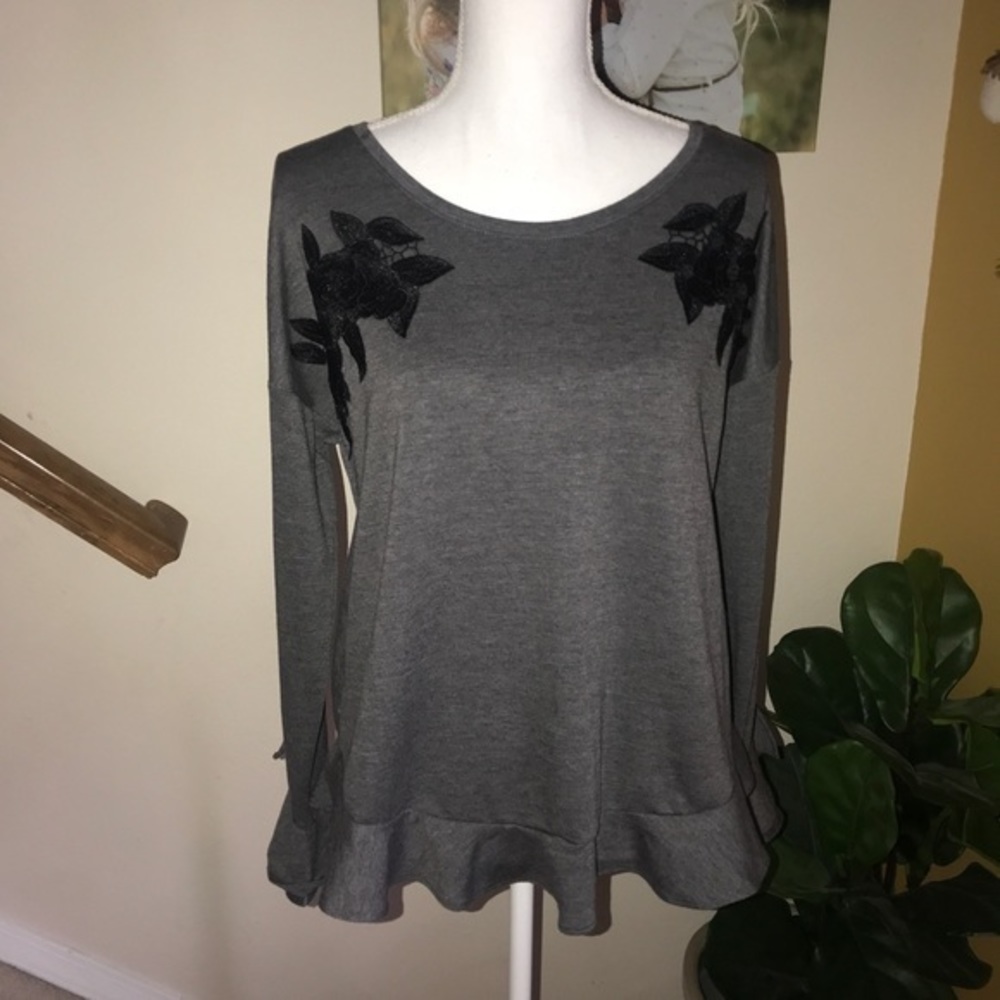 LC Lauren Conrad Gray peplum floral top size L